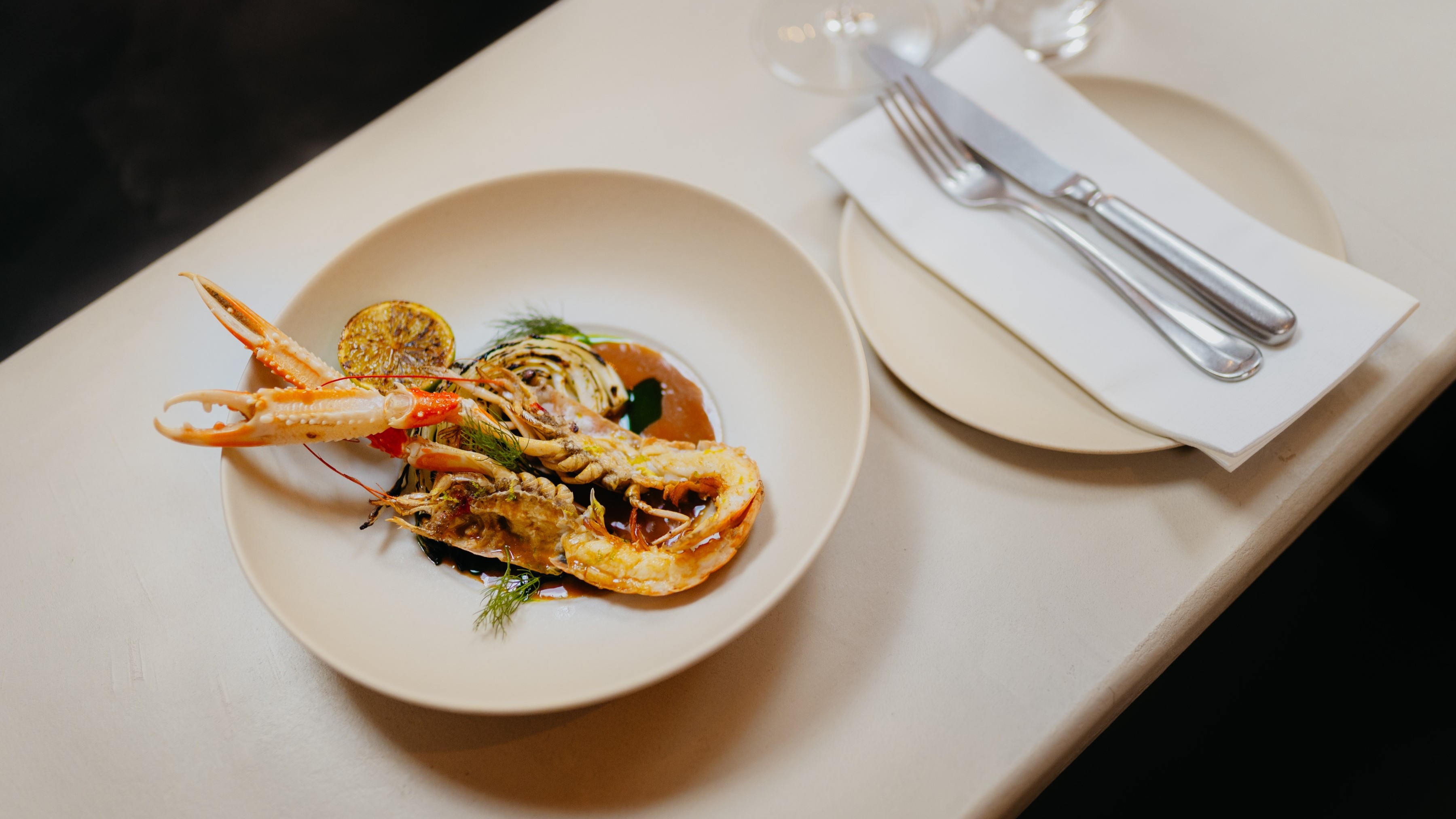 Langoustine met gebrande kool en schaaldierensaus.