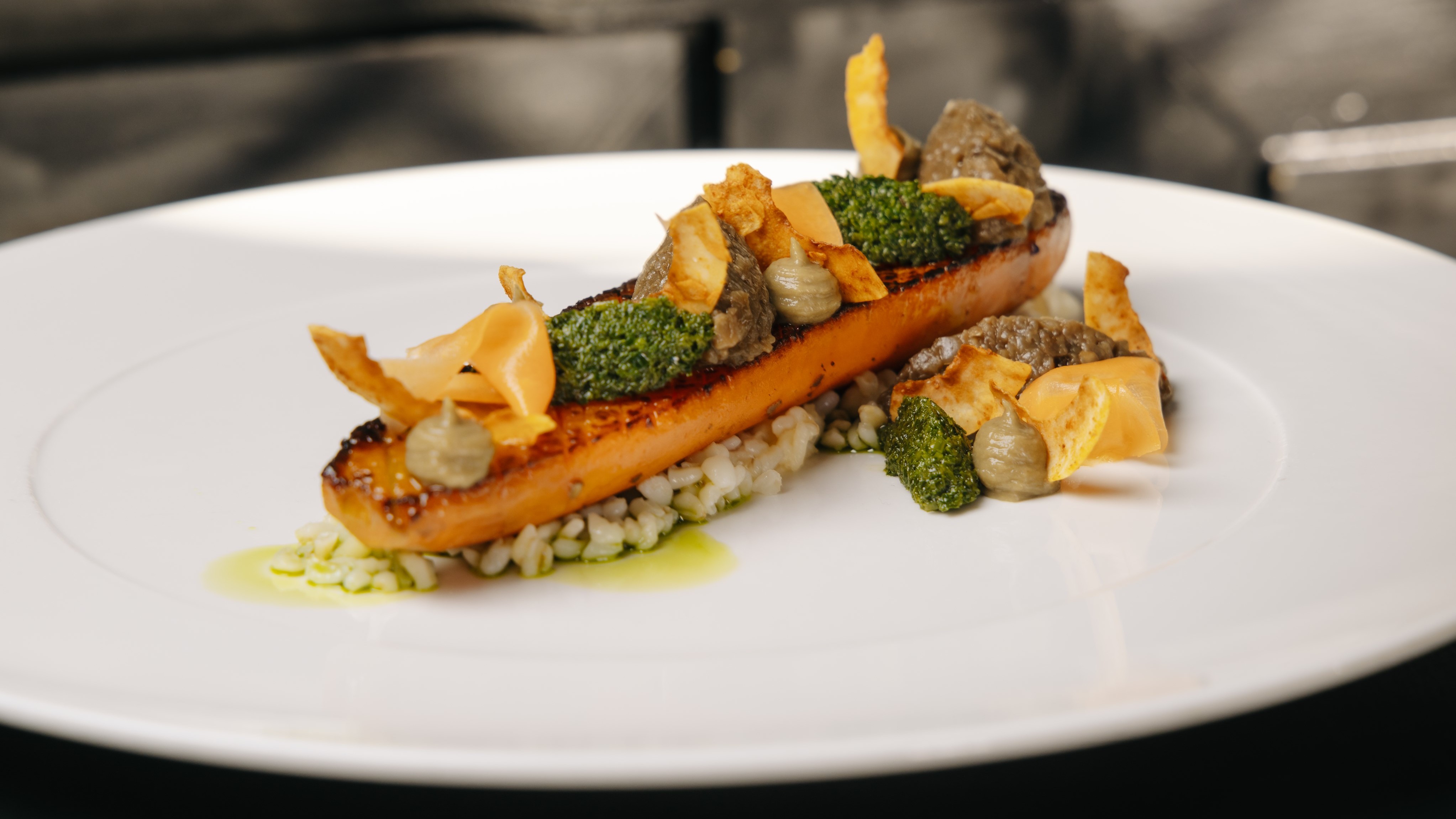 Geroosterde wortel, chimichurri, ‘spekjes’ van kokos, auberginecrème, bulgur met komijn, wortellintjes.