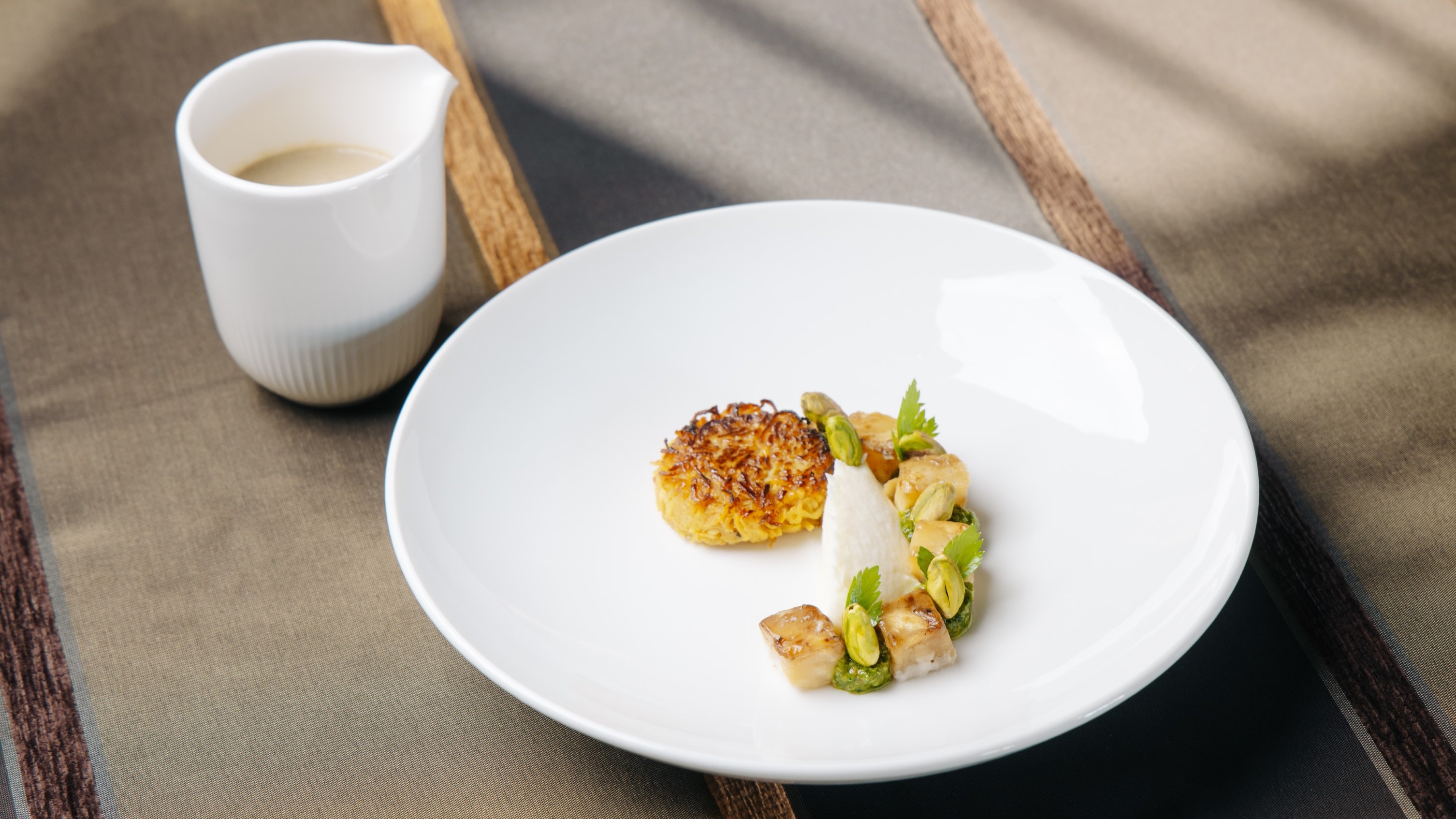 Diverse bereidingen van knolselderij: rösti, crème en geroosterd. Daarbij pesto van bladselderij.