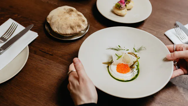 Tarama (traditionele Griekse dip op basis van kabeljauwkuit) met zeevenkel en venkel.