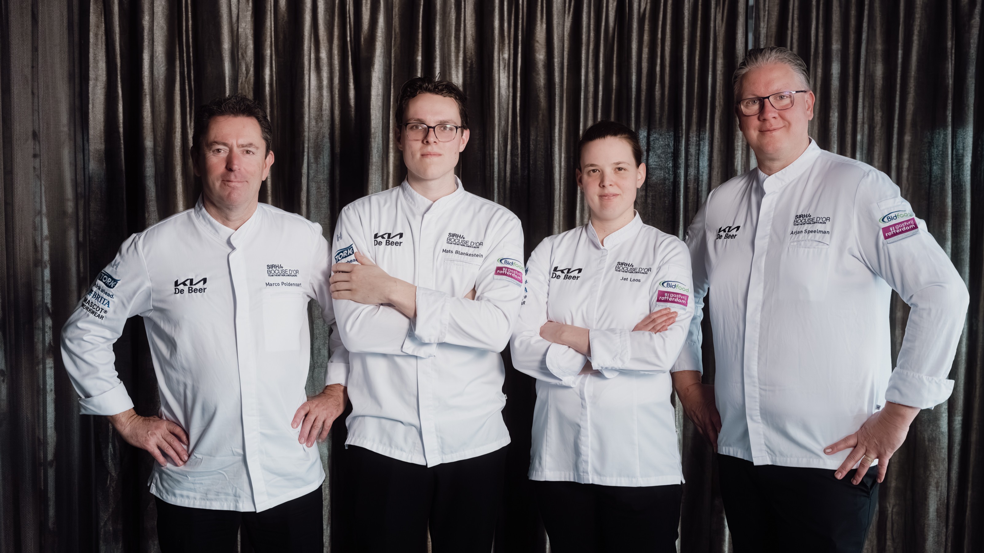 Marco Poldervaart (coach), commis Mats Blankestein, Jet Loos en jurylid Arjan Speelman (vlnr)