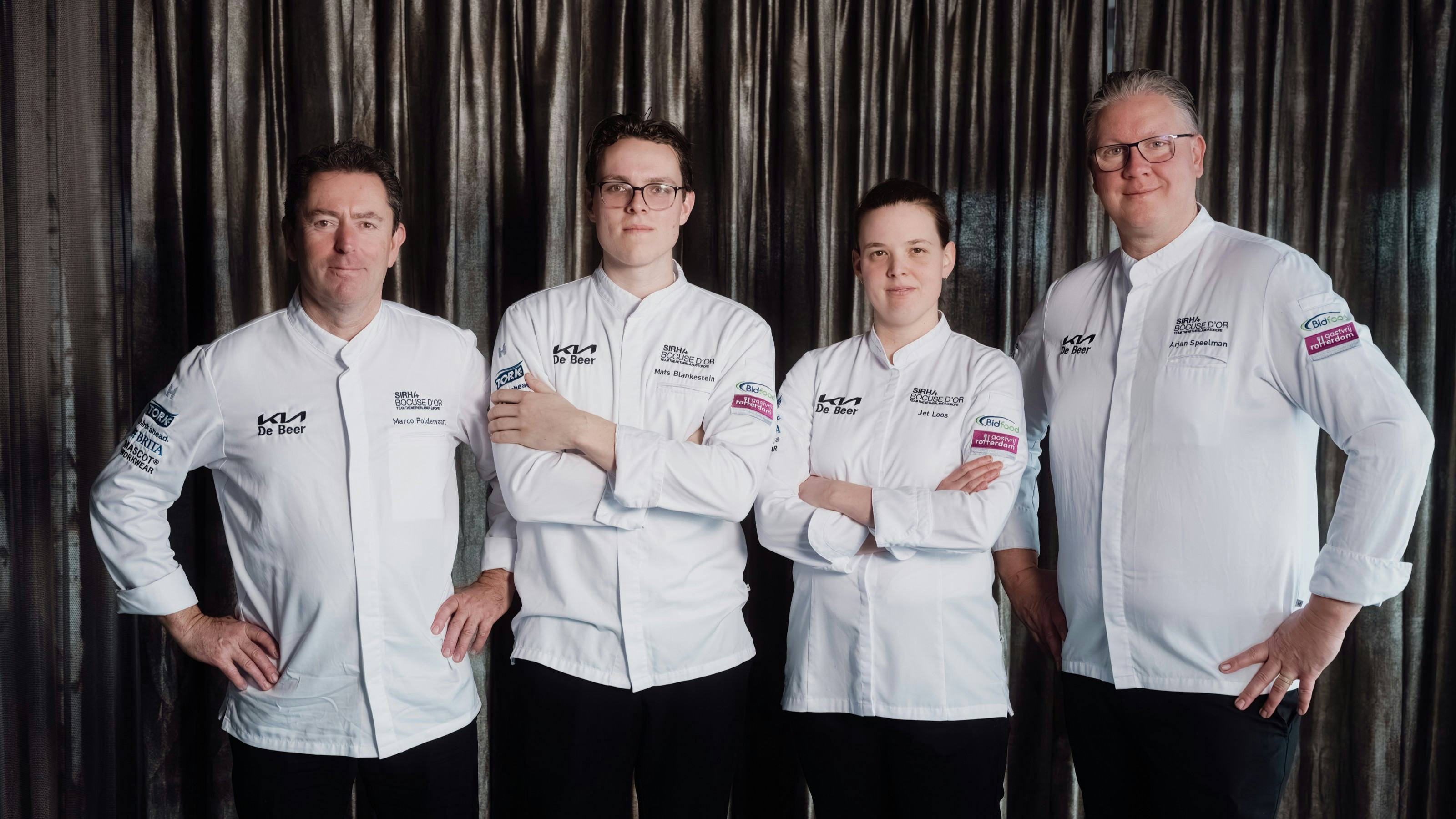 Marco Poldervaart (coach), commis Mats Blankestein, Jet Loos en jurylid Arjan Speelman (vlnr)