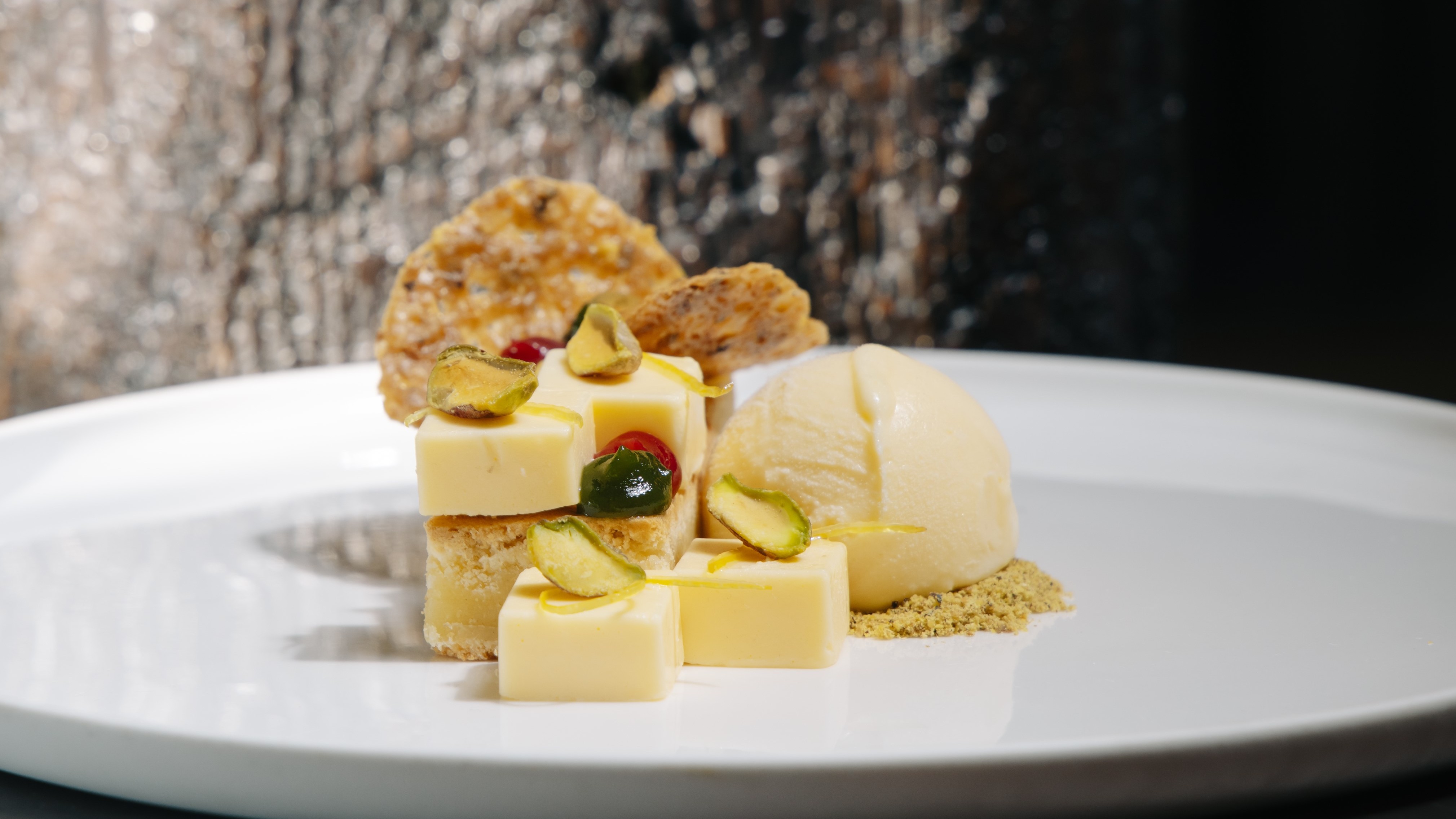 Blondie van witte chocolade, vadouvan-ijs, citroencrémeux, pistache en zestes (dessert).
