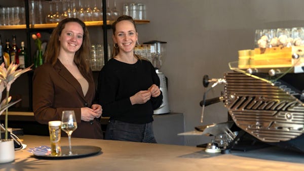 Twee zussen openen Café Lisi: 'We willen met dagzaak de grote stad naar ons dorp halen'