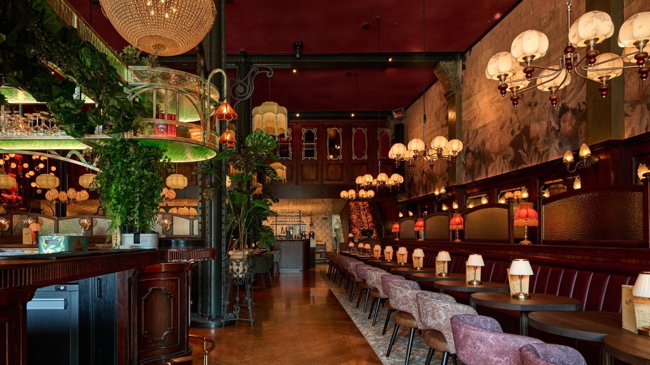 Binnenkijken bij Chez van Rijn: van balzaal naar Parijse brasserie