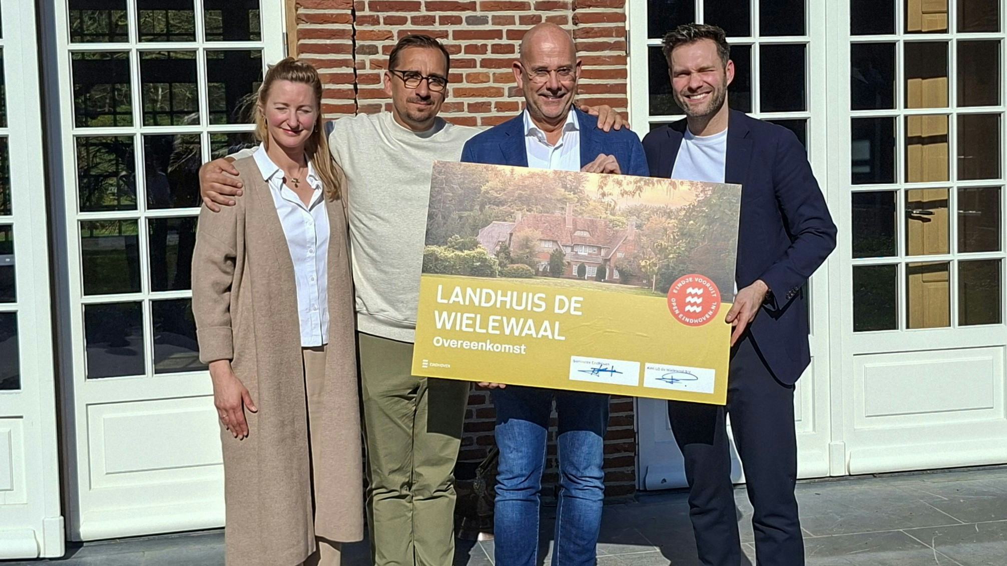 Claudia & Jan Sobecki, Frank van Gool en wethouder Rik Thijs (vlnr, foto gemeente Eindhoven)