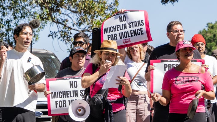 Een protest bij de pop-up van Noma in Los Angeles, met links Jason Ignacio White (bron: Instagram Jason Ignacio White)