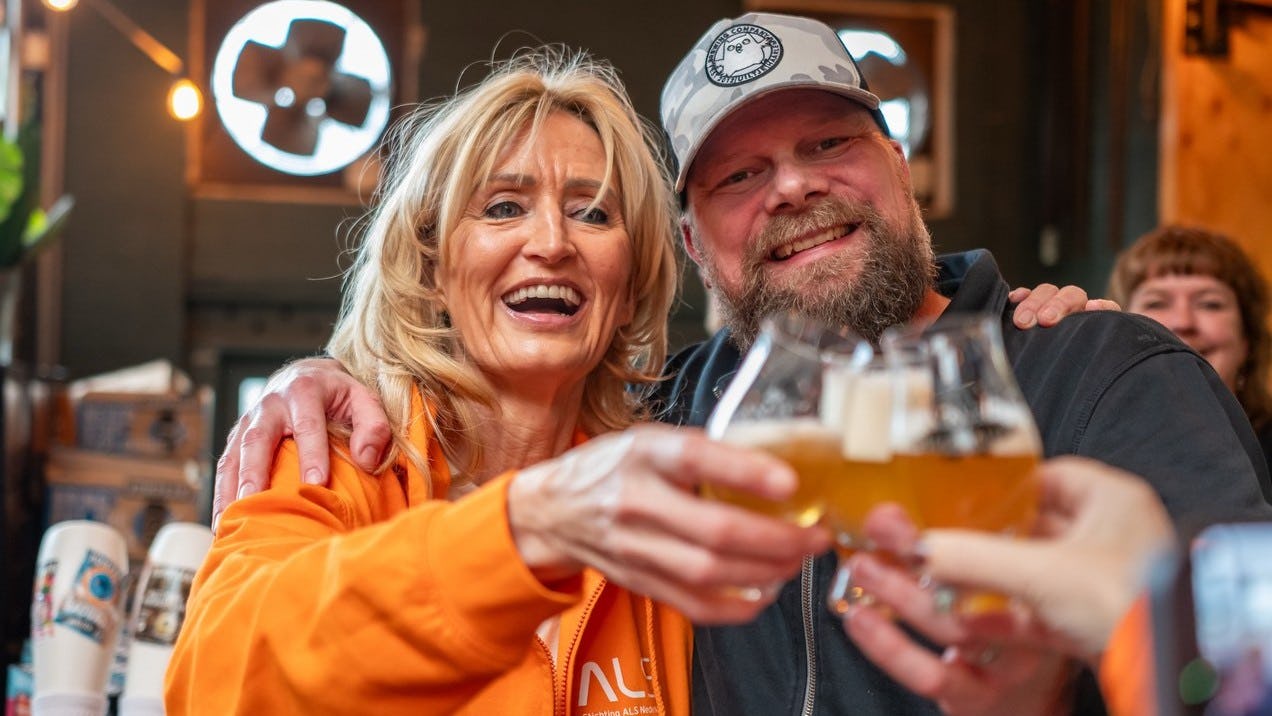 De Beer Geeks en brouwerijen halen megabedrag op voor Stichting ALS