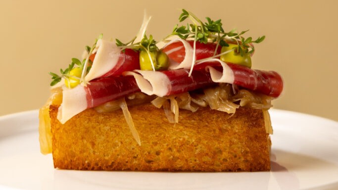 Brioche met Jamon Iberico en basilicum-mayonnaise.
