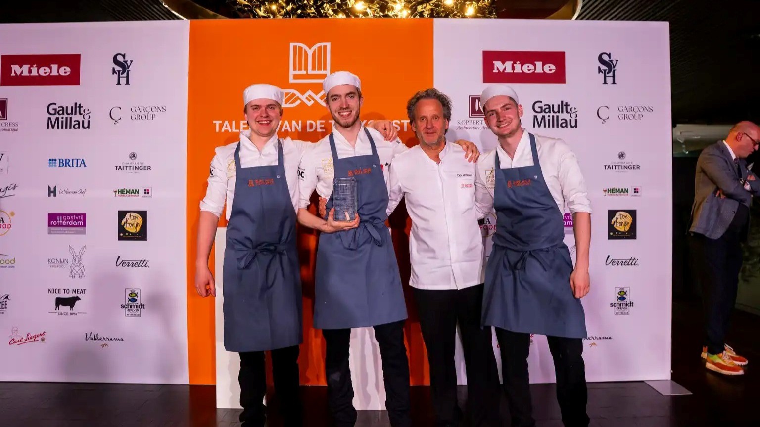 De sterklas van ROC Amsterdam samen met Dick Middelweerd