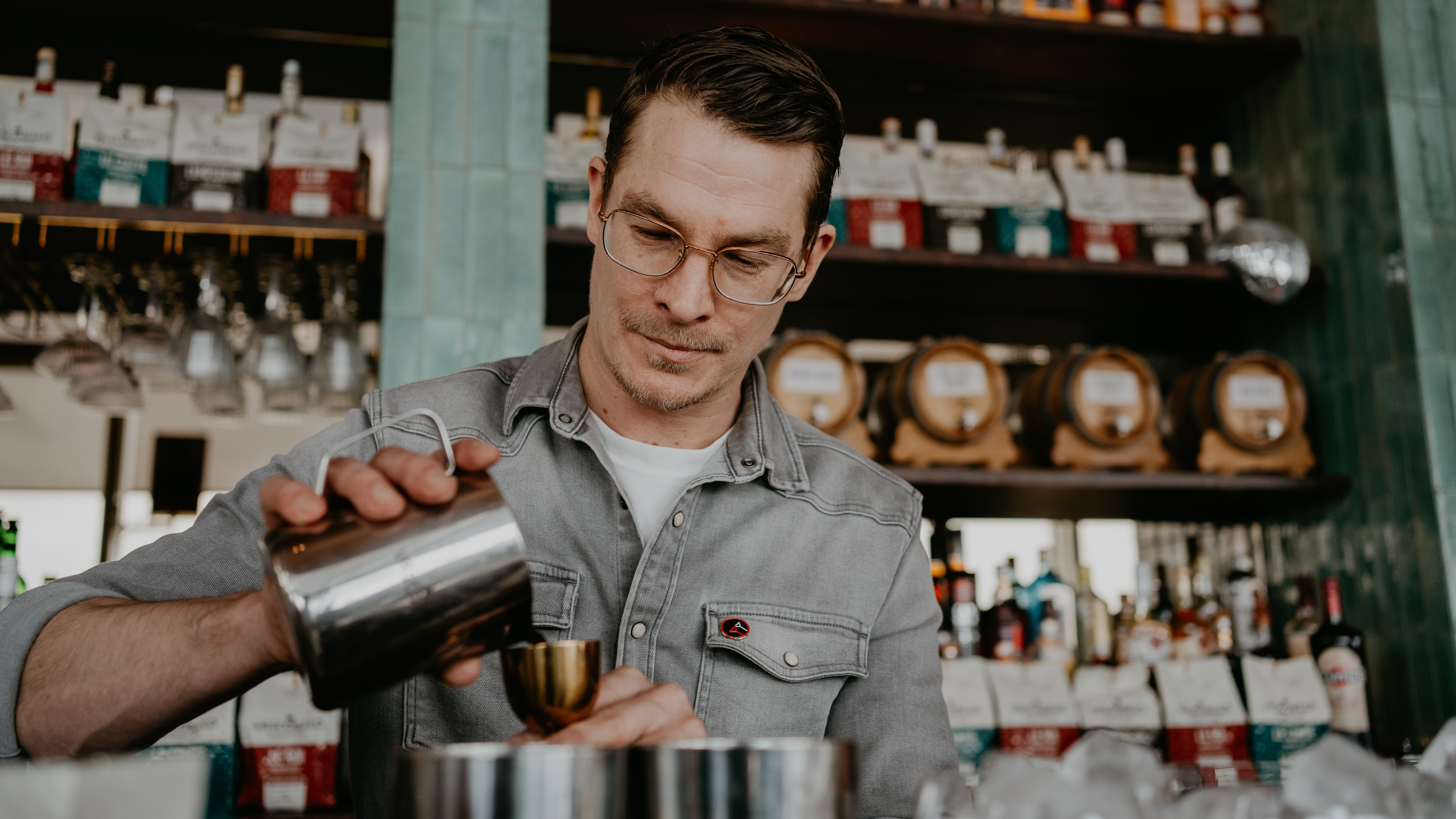 Rick de Groot maakt zijn winnende Espresso Martinni. Photocredits Rachel Ross - 51NorthPhotography 