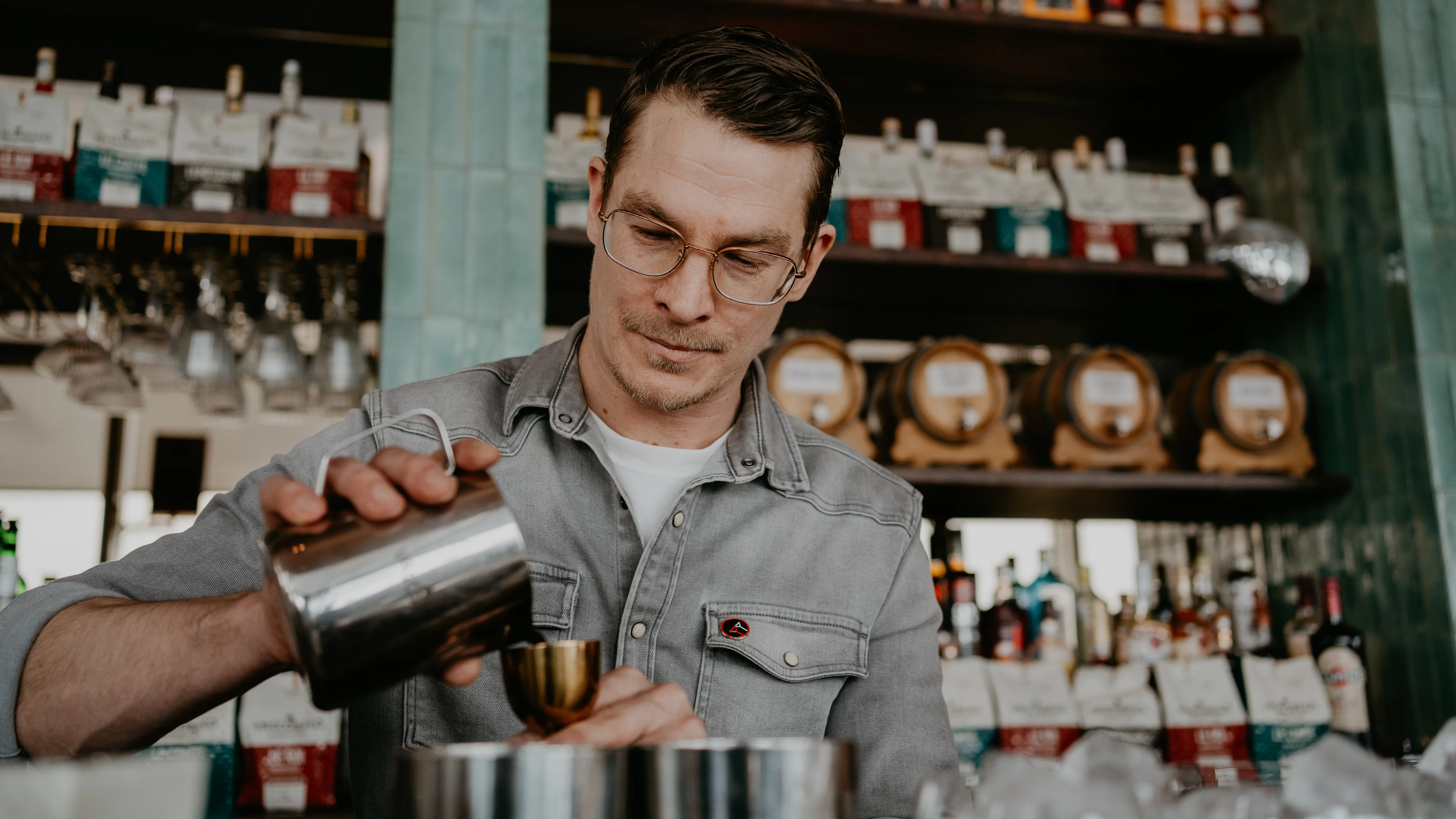 Rick de Groot maakt zijn winnende Espresso Martinni. Photocredits Rachel Ross - 51NorthPhotography