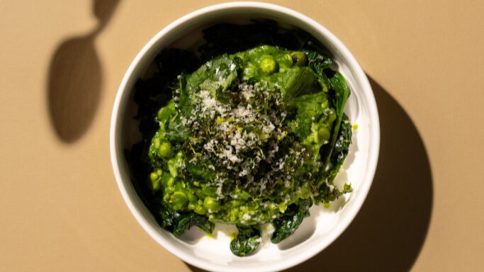 Risotto met tuinbonen, wilde spinazie en boerenkool.