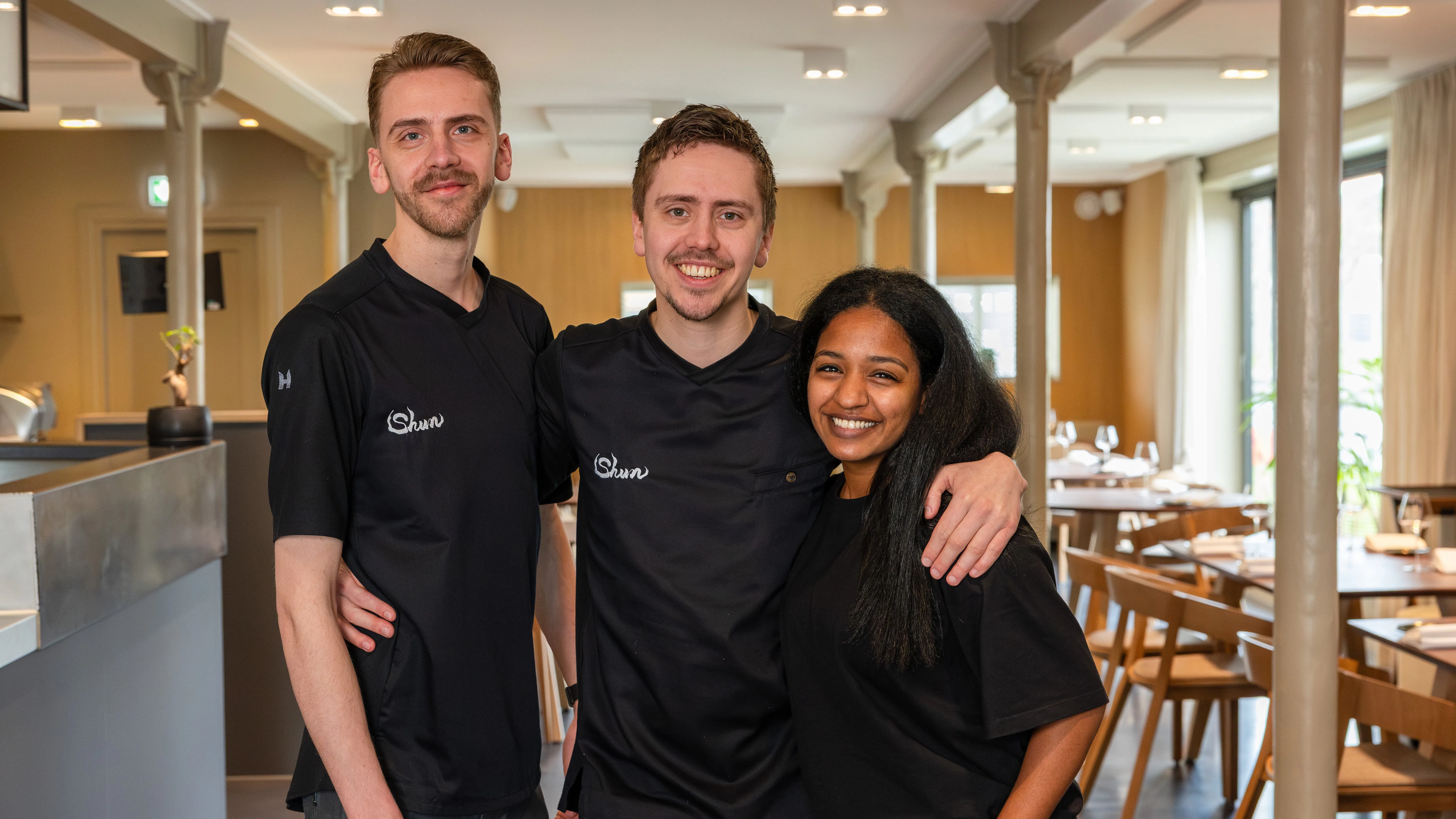 Shun in Medemblik, met in het midden Bas Varga, zijn broer Nick en gastvrouw Elza Kroezen