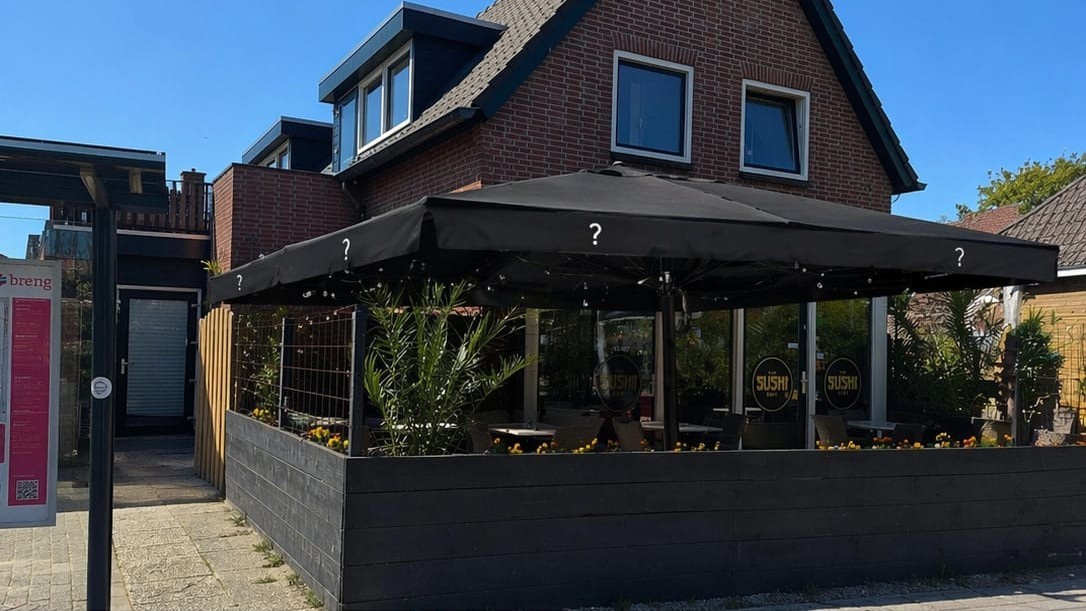 Gasten kunnen bij The Sushi Club hun naam op de parasol laten zetten. Foto: Martin Samwel