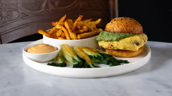 Vada pav Indian aardappel burger met koriander, mint en chutney.