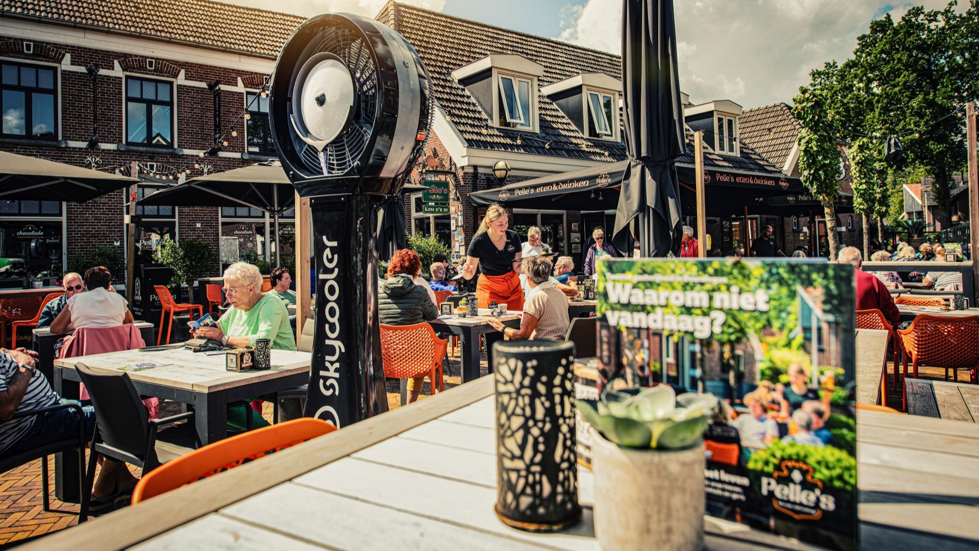 De Skycoolers op het terras van Pelle's vernevelen water. Ze zorgen voor directe verkoeling, zonder dat gasten nat worden. 