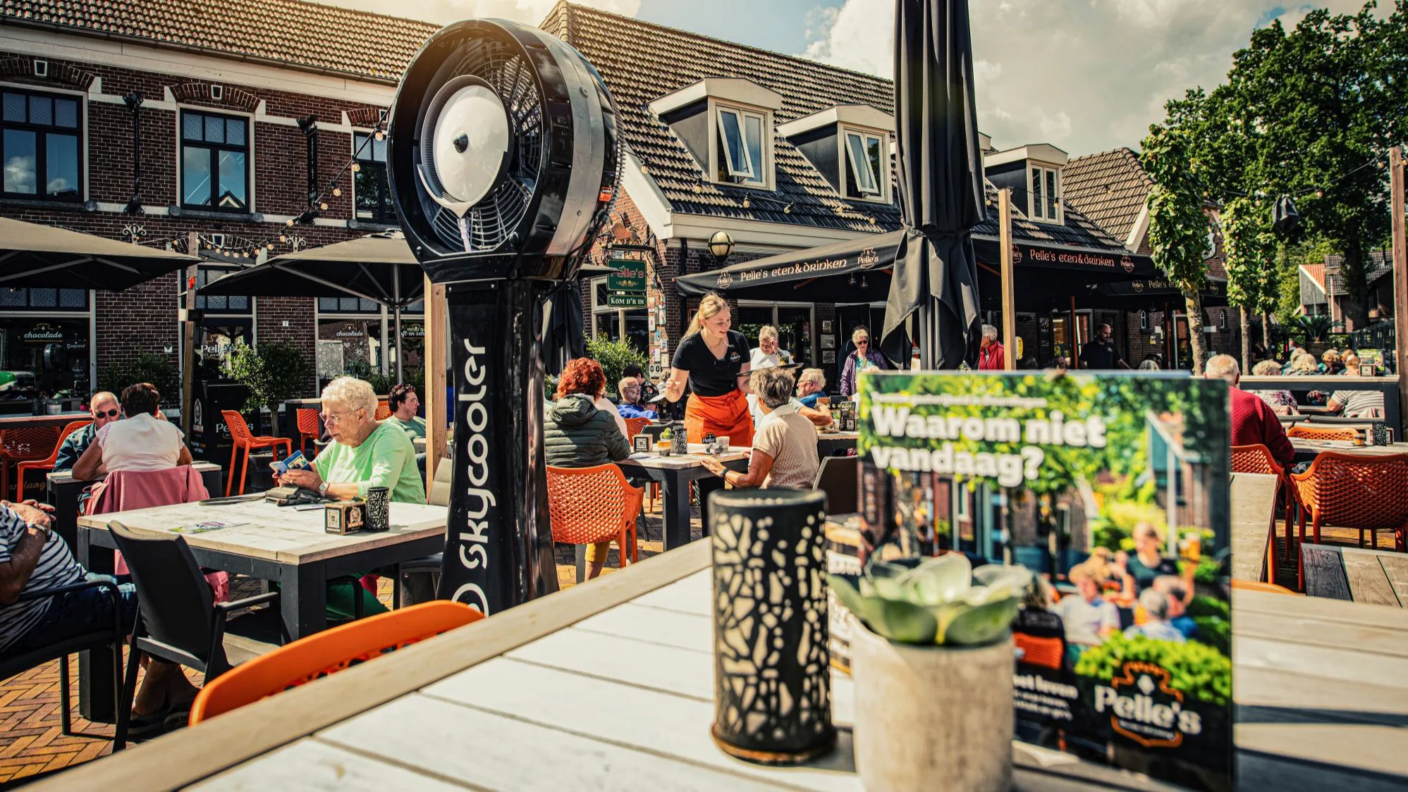 De Skycoolers op het terras van Pelle's vernevelen water. Ze zorgen voor directe verkoeling, zonder dat gasten nat worden.