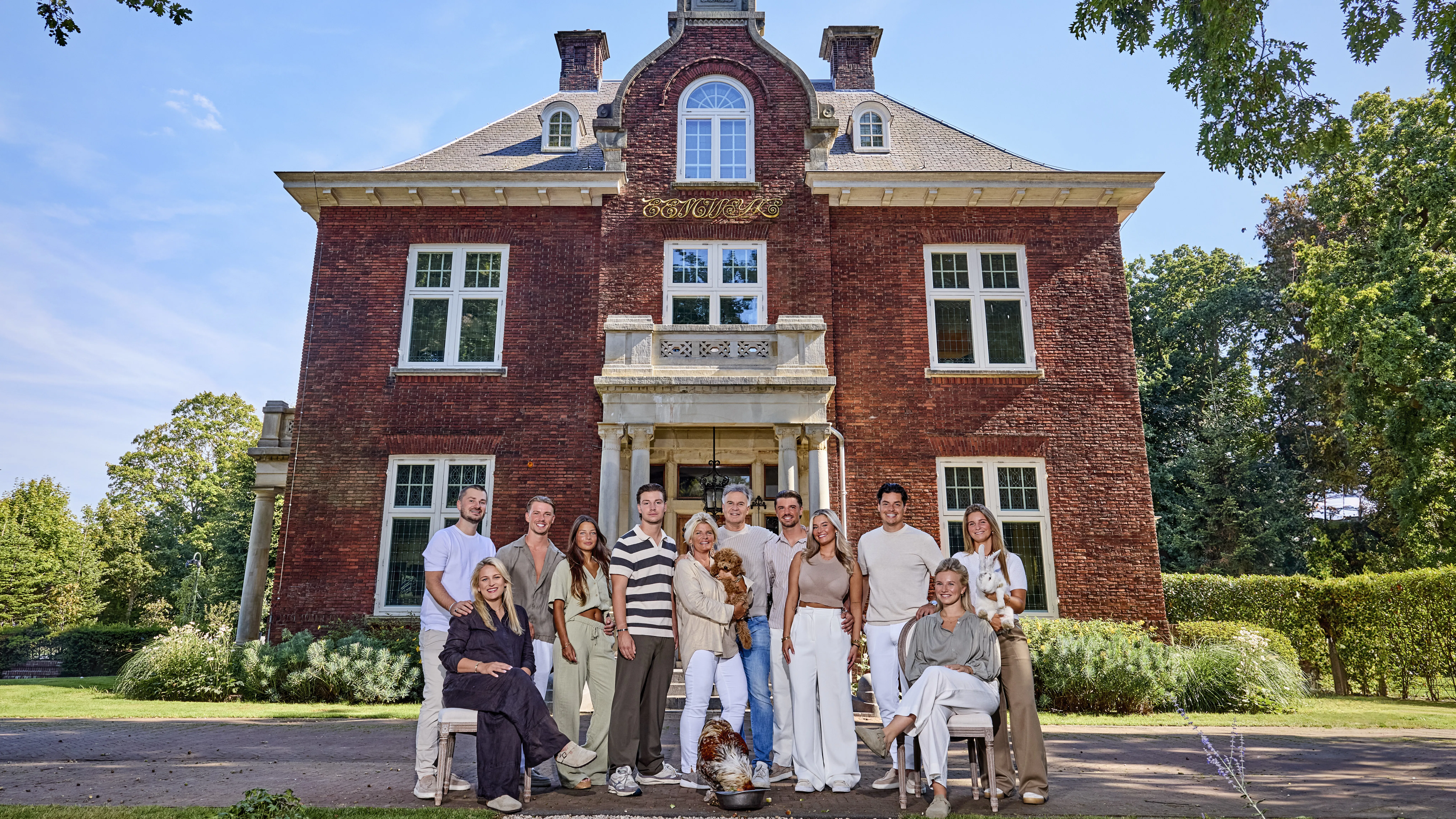 De familie Bogaart voor het landhuis van René en Sandra Bogaart.