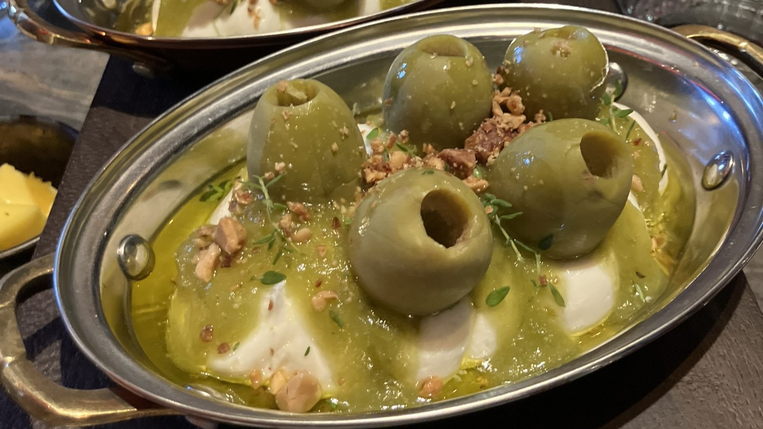  Andalusische olijven met geitenkaas en groene tomatenchutney