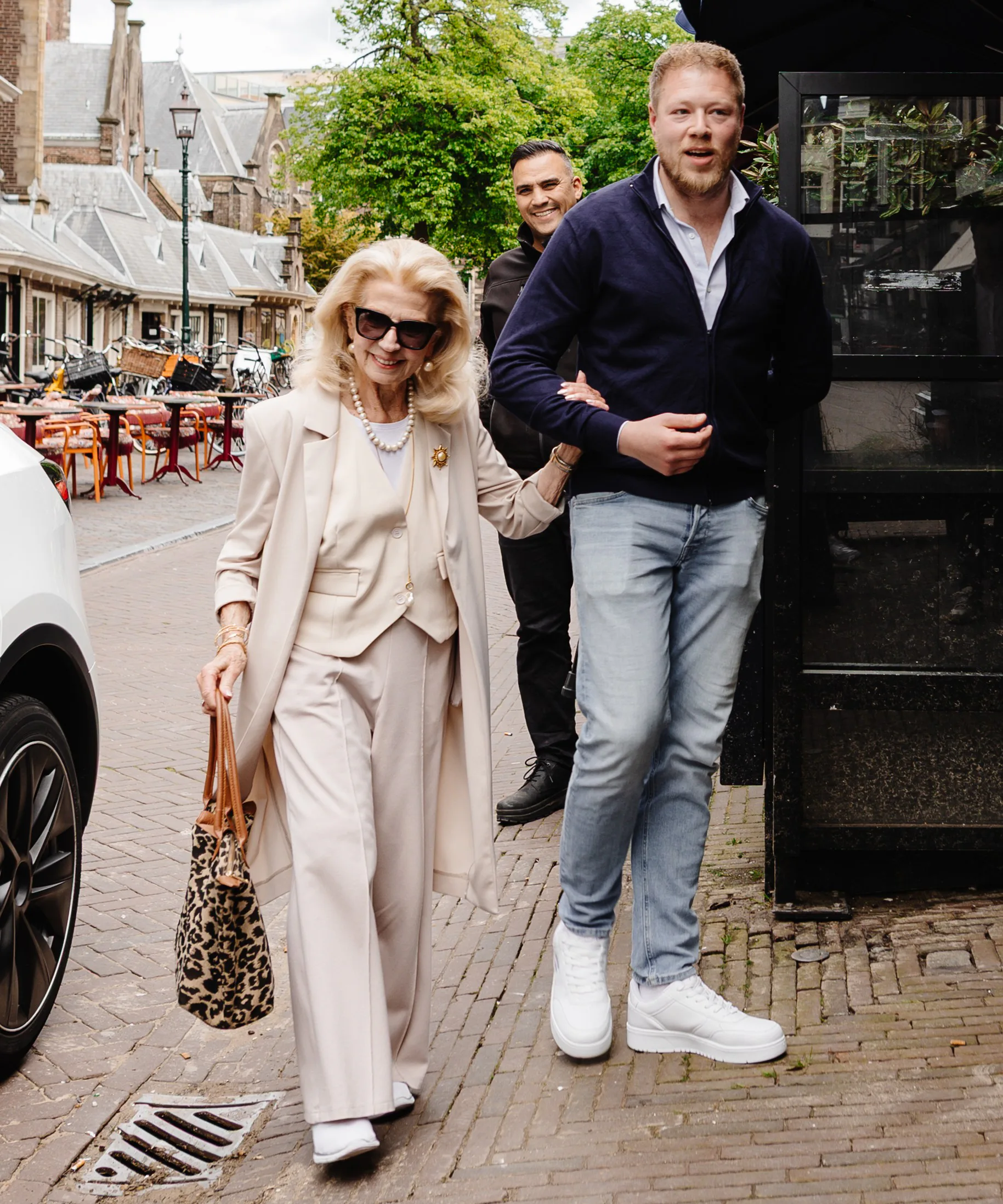 Wilma Bril betreedt aan de hand van Jelmer Molendijk als eerste gast het nieuwe restaurant.
