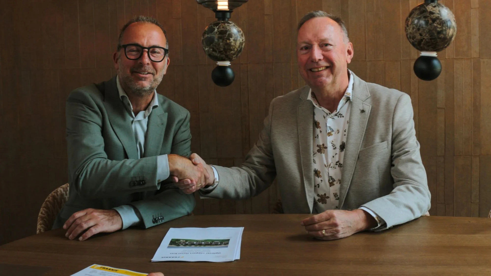 Martijn van Sabben en Michel Kloeg tijdens de overdracht.