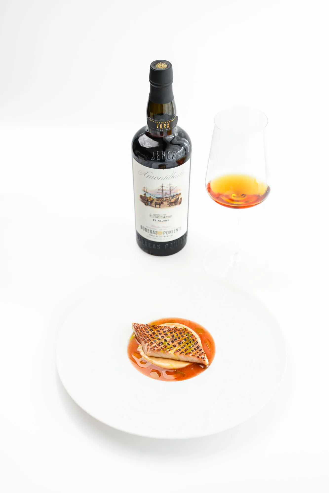 Voorgerecht: gesauteerde poon in escabeche, gecombineerd met Amontillado VORS 40 jaar, Bodegas Poniente. © Copa Jerez NL