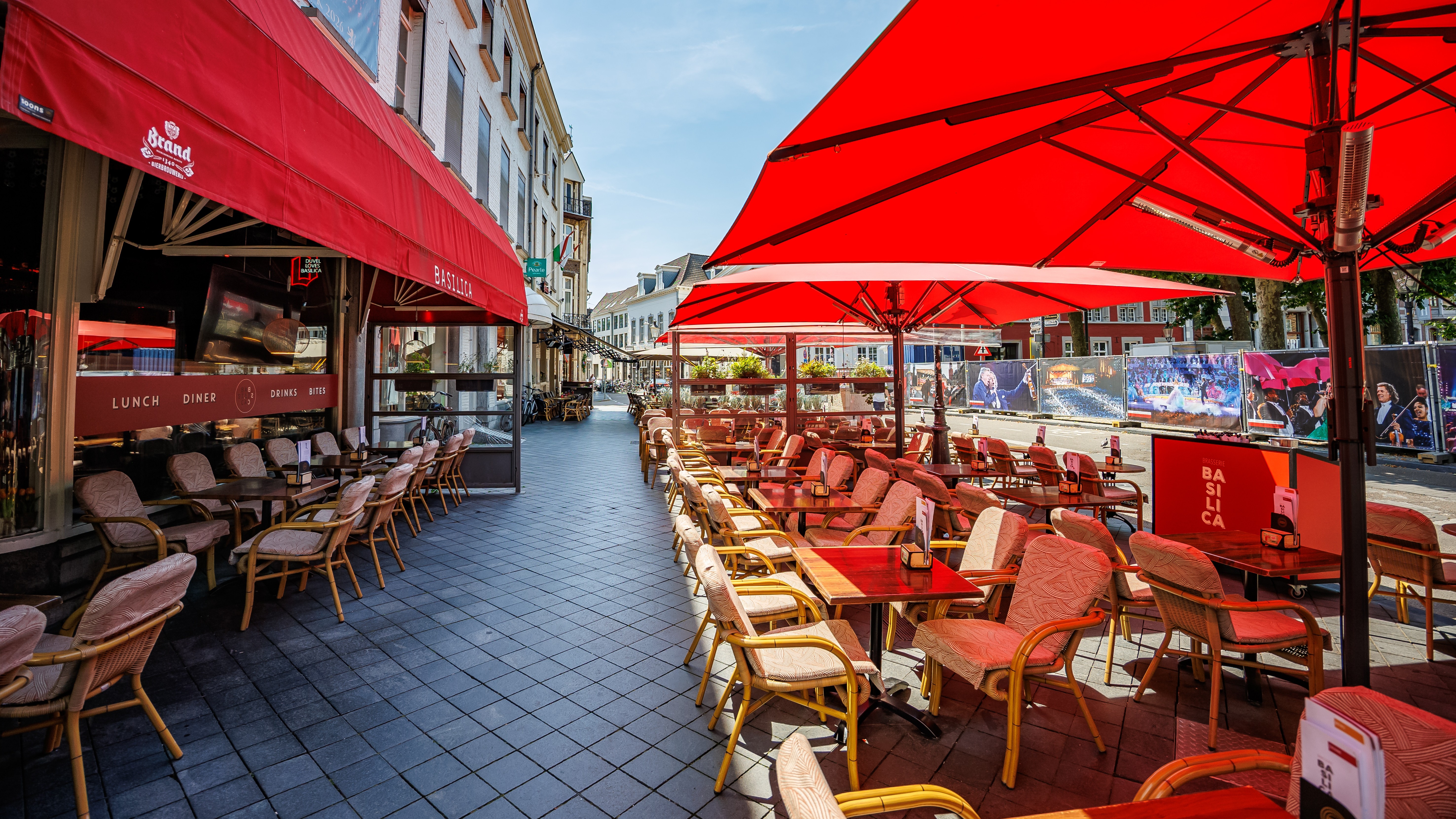 Horeca ondernemers doen er alles aan om toch gasten te trekken tijdens hittegolf op het Vrijthof in Maastricht. JEAN-PIERRE GEUSENS / ANP