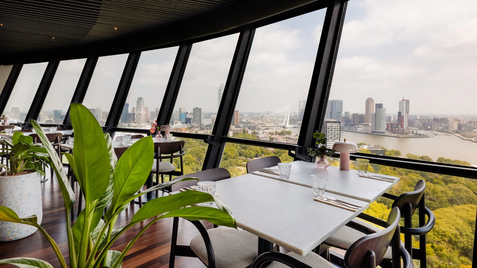 Brasserie Euromast vernieuwd met respect voor het architectonische erfgoed