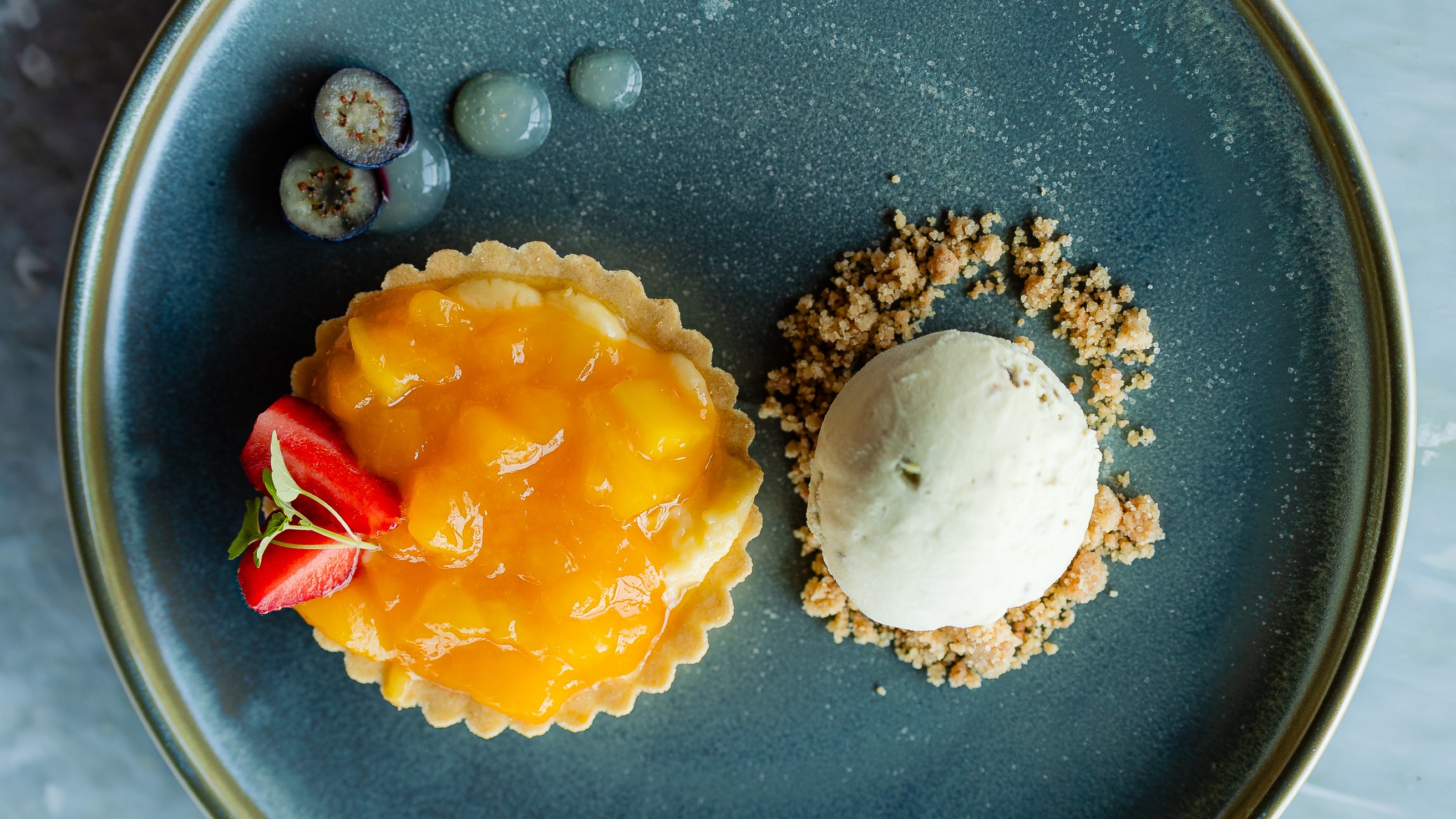 Tartelette met gele room, mangocompote en pistache-ijs.