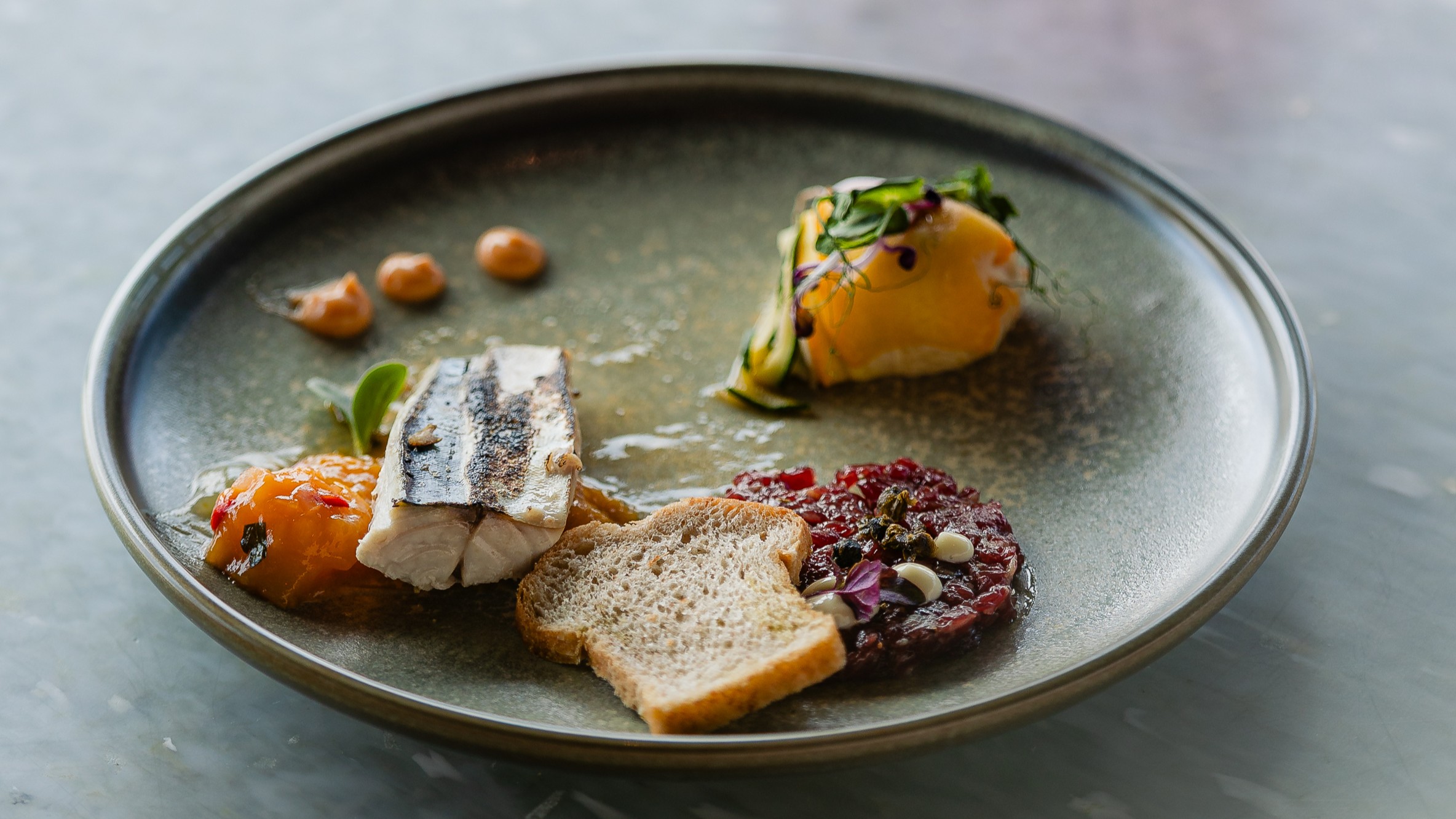 Proeverij voorgerechten: steaktartaar van gerookte bavette met mierikswortelmayonaise, gebrande makreel mey mangosalsa en courgette met hummus van gele erwten.  