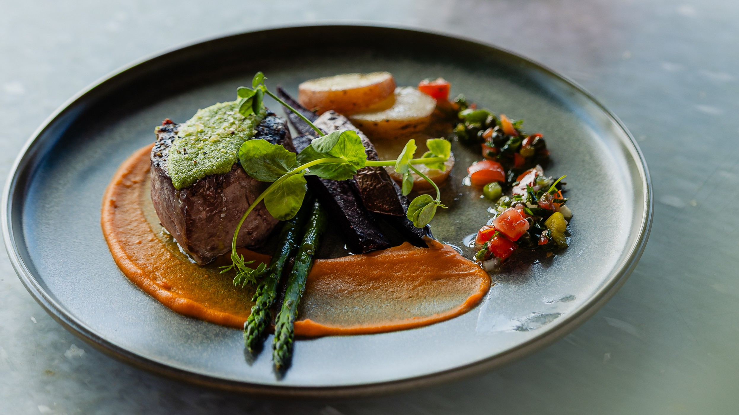 Entrecote met aardappelmelange zoet aardappel en romanescosaus.