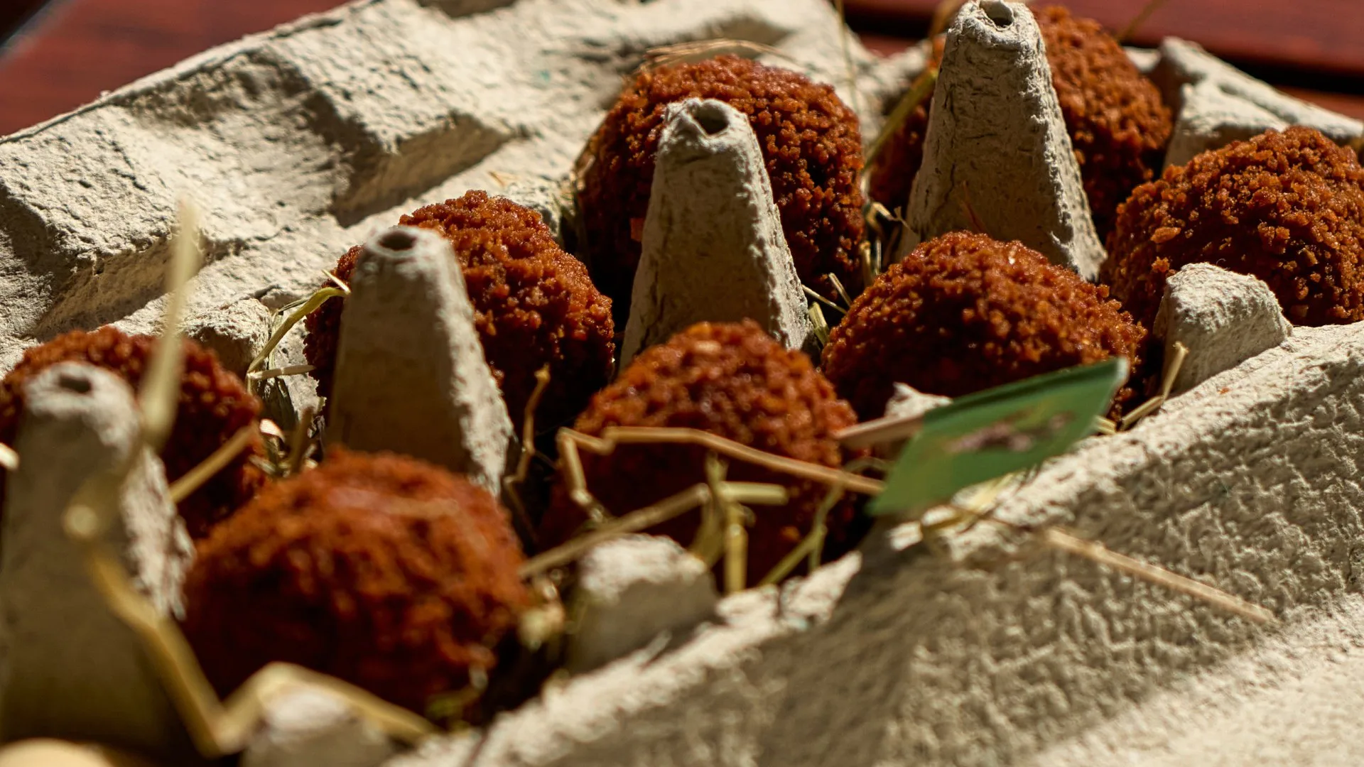 Gespot op het terras: Bitterballen geserveerd in eierdoosjes