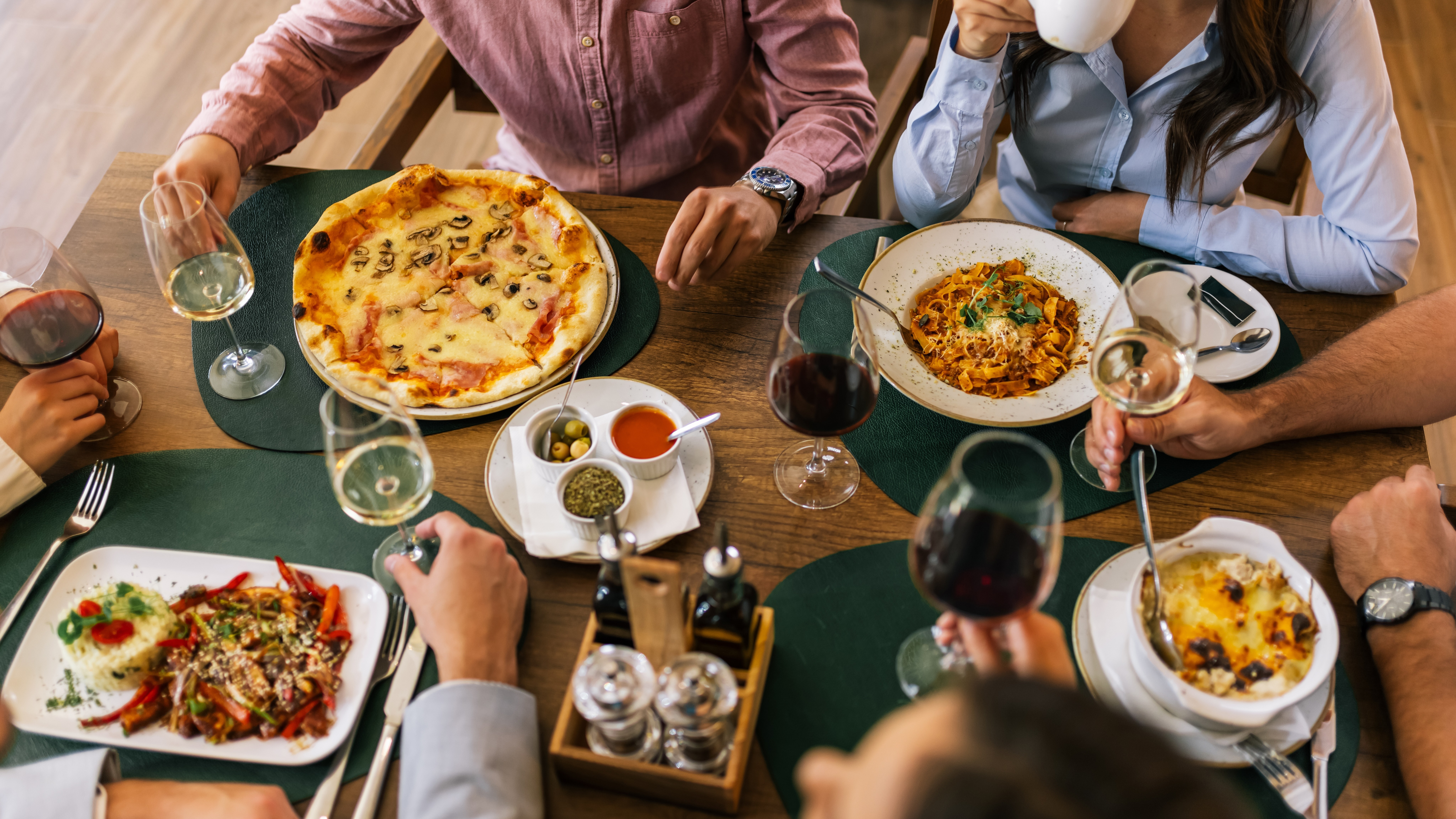 'Nederlander gaat minder vaak uit eten, maar geeft per bezoek meer uit'