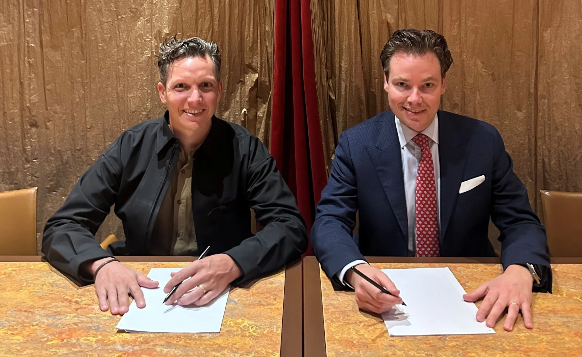 Ondertekening samenwerking Syrco Bakker en Oostwegel Collection