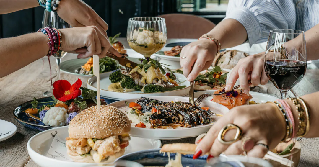 ‘Bij het bedenken van de nieuwe menukaart kijken we naar trends en vernieuwingen, maar ook naar: wat is haalbaar?’ (Foto: Leef foto & film)