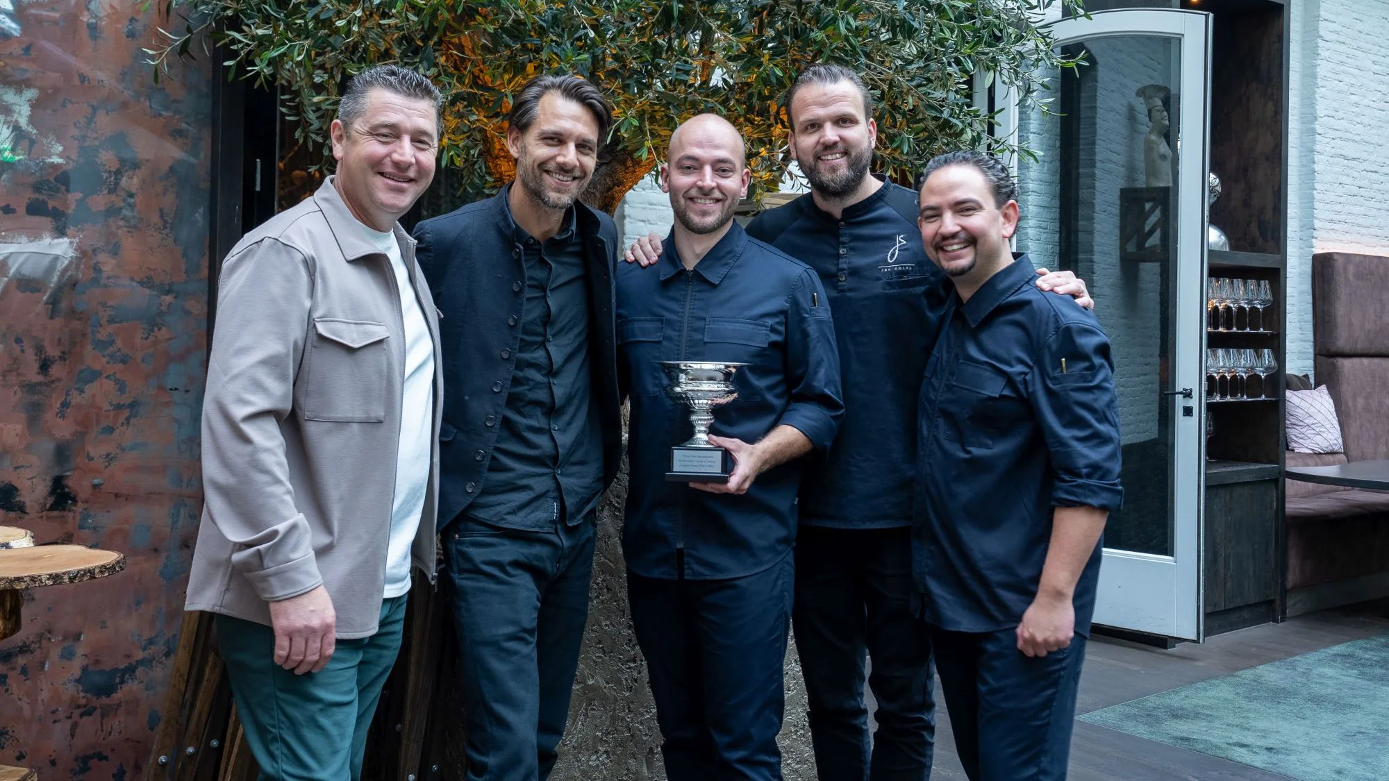 Van links naar rechts: Lars van Galen (voormalig winnaar 2011 en president ArsNova), Jonathan Zandbergen (voormalig winnaar 2014 en event manager ArsNova), Noah Wynants (kandidaat ArsNova 2027 en chef van Brass Boer Thuis), Jan Smink (voormalig winnaar 2023 en eigenaar van Restaurant Smink*) en Nelson Tanate (chef en mede-eigenaar De Librije en coach van Noah).