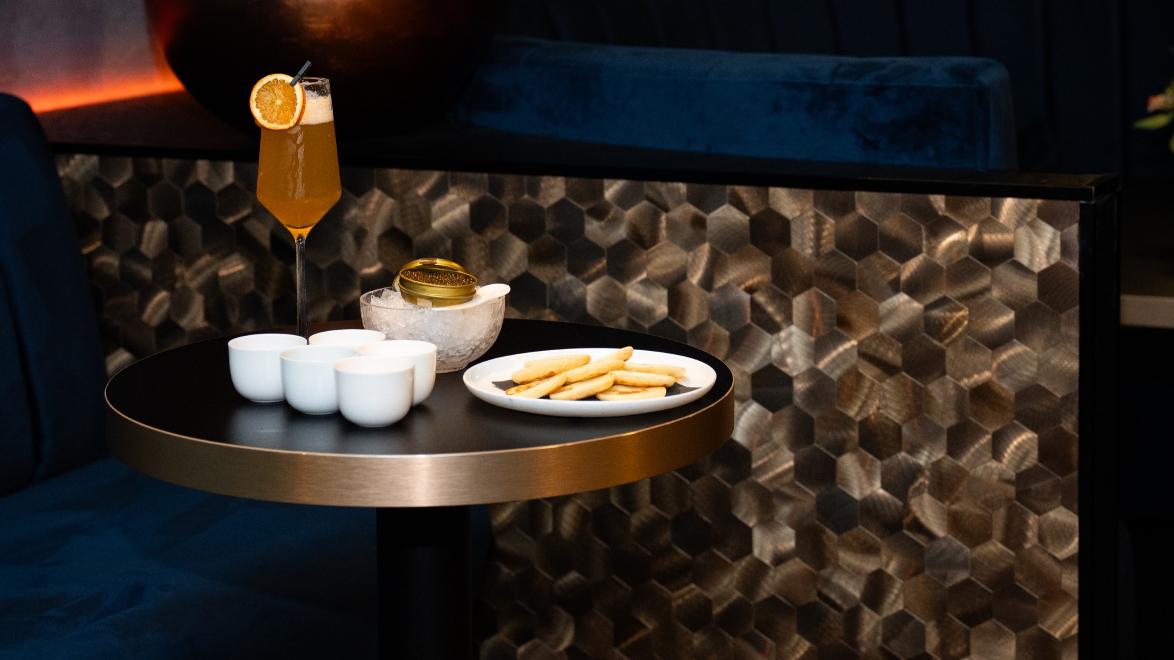 Cocktail Cloferno met blini's, garnituur & kaviaar.
