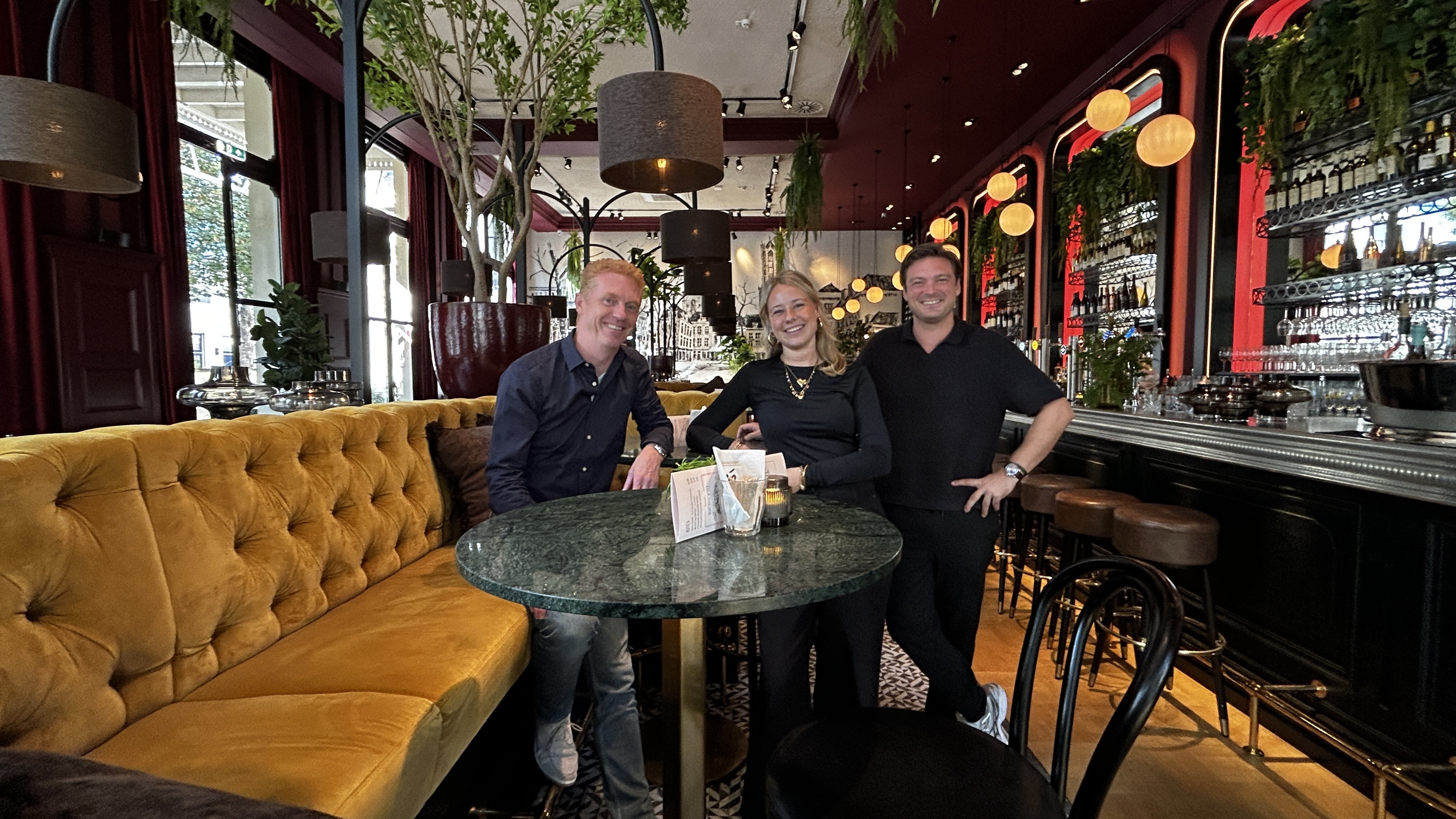 Jeffrey Hofland met collega Sophie van der Grift en compagnon Simon van Mourik