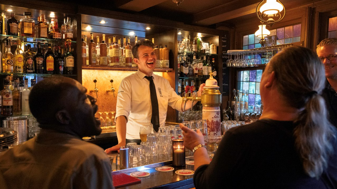 Cafés verdwijnen, maar bruine kroeg populair onder jongvolwassenen