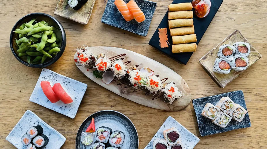 Een tafel vol sushi bij restaurant Mojo.