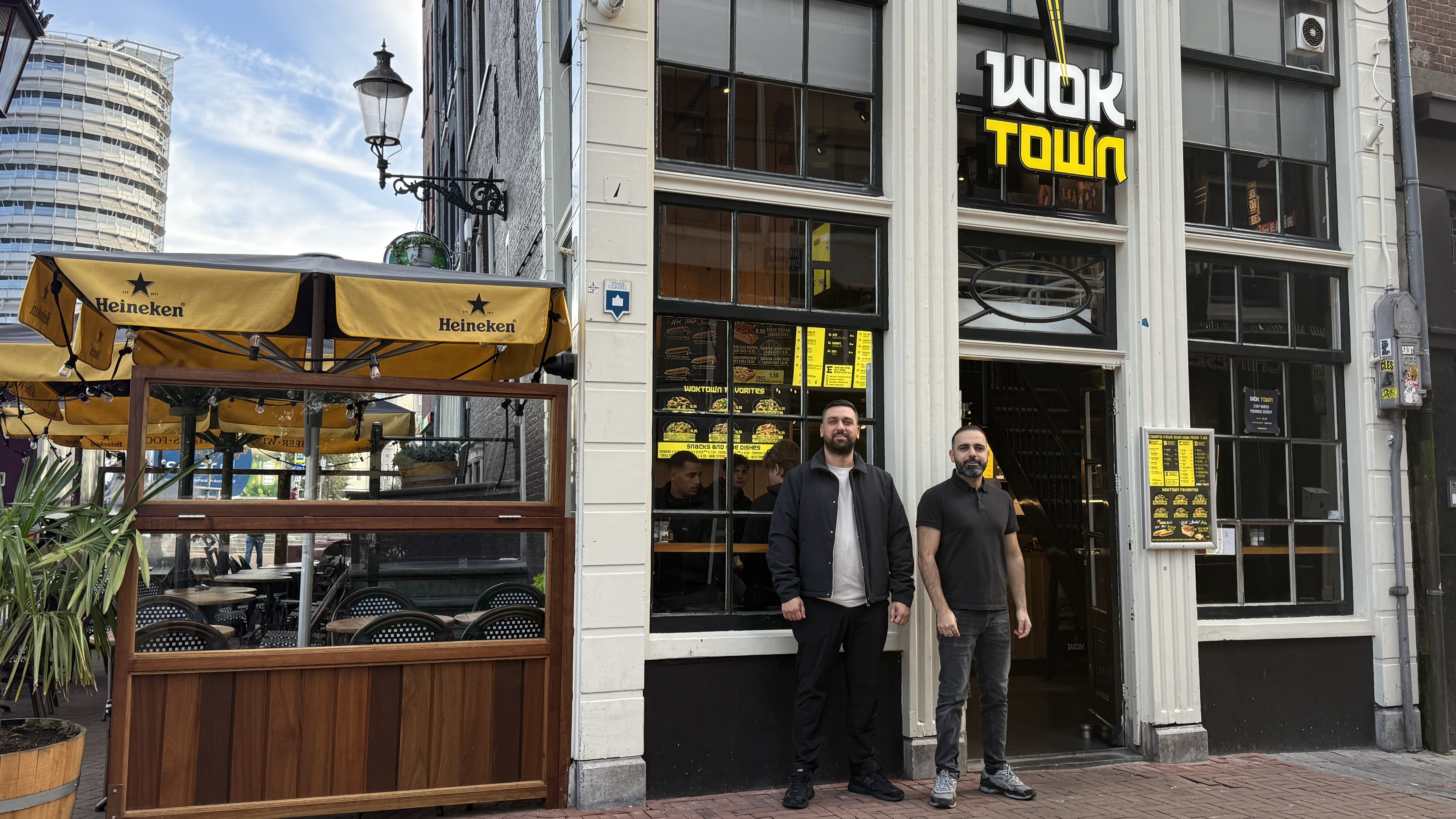 Robel Cakmak en Afram Hanna voor Woktown aan de Nieuwendijk in Amsterdam. Eigen foto
