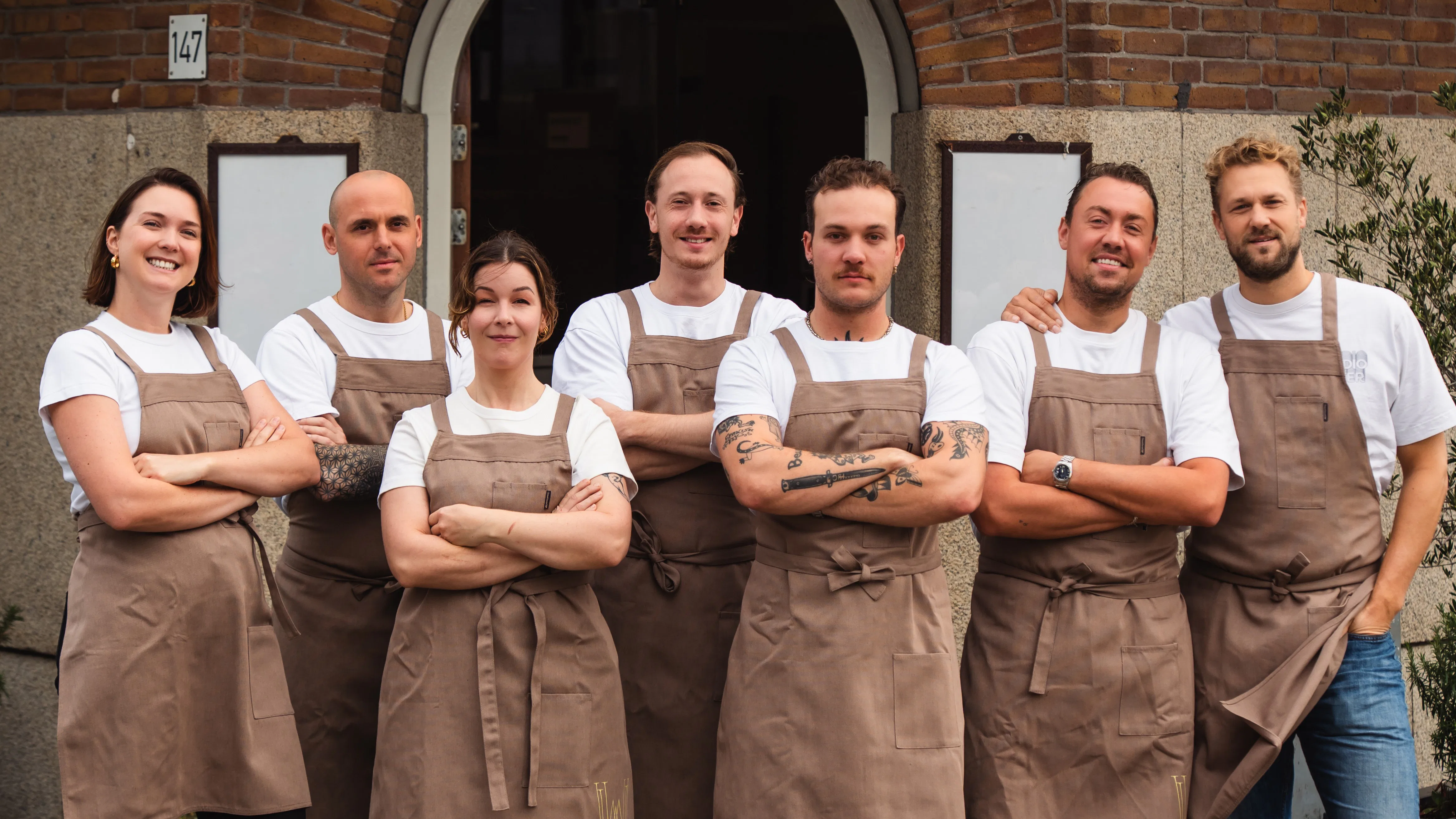 Op de foto (v.l.n.r.): Lotte Bloemheuvel (general manager), Renaud Goigoux (keukenchef), Laura Basten (patissier), Kevin van Hugten (restaurantmanager), Mats Vermeulen (keukenchef), Sander van Loenen Martinet (general manager), Joris Bijdendijk (executive chef).